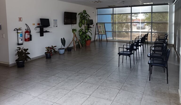 Área del vestíbulo de CIDETE Coclé, diseñada para ofrecer un entorno cómodo y profesional.