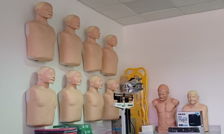 Tecnología avanzada en el Área de Simulación Clínica de CIDETE Coclé para formación en atención médica.