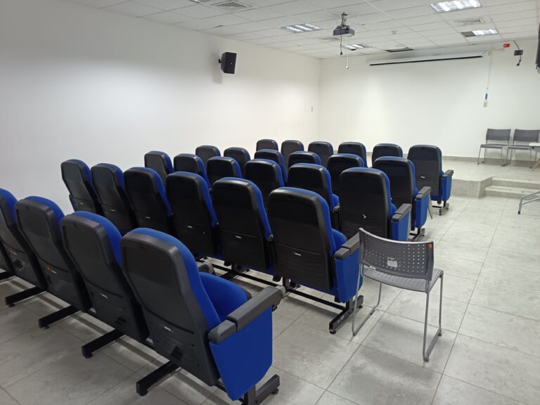 Sala de videoconferencias en CIDETE Penonomé equipada con tecnología avanzada para reuniones y eventos virtuales.