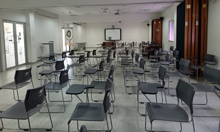 Equipos tecnológicos en el Salón Inteligente de CIDETE Penonomé, diseñados para el desarrollo tecnológico y la educación avanzada.