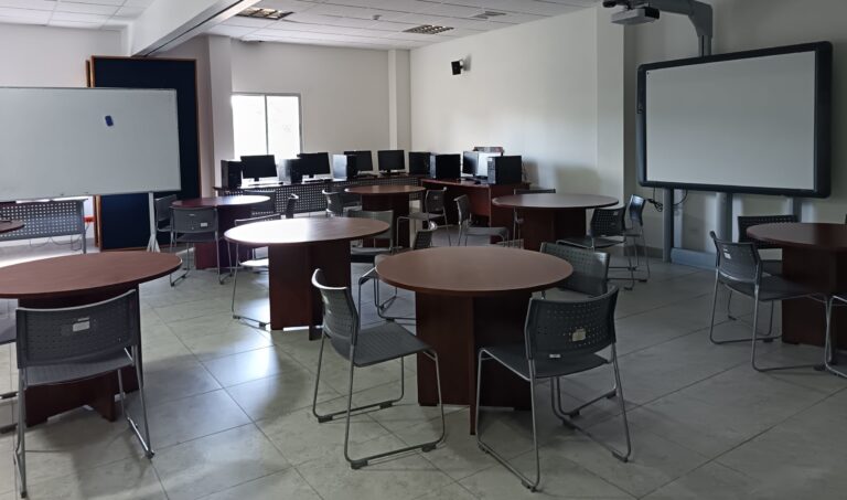 Sesión de trabajo en el Laboratorio de Creatividad de CIDETE Penonomé, fomentando la investigación y el impacto social.
