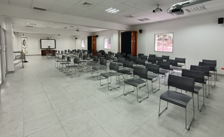 Salón Inteligente en CIDETE Penonomé, un espacio moderno para la transmisión del conocimiento y la innovación.