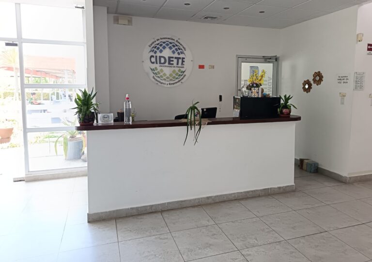 Vestíbulo de CIDETE Coclé, espacio de bienvenida moderno y accesible para todos los visitantes.